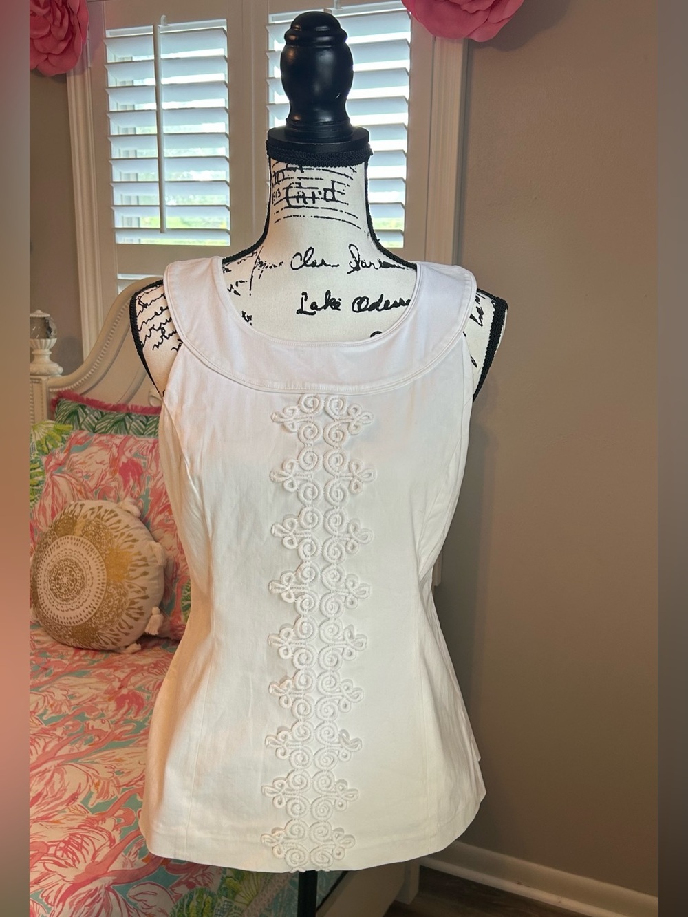 Lilly Pulitzer white sleeveless blouse with embroidered scroll pattern, Size 6